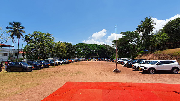 ചിങ്ങത്തോട് അനുബന്ധിച്ച് 1001 കാറുകൾ കേരളത്തിൽ വിതരണത്തിന് എത്തിച്ച് ടാറ്റ മോട്ടോർസ്