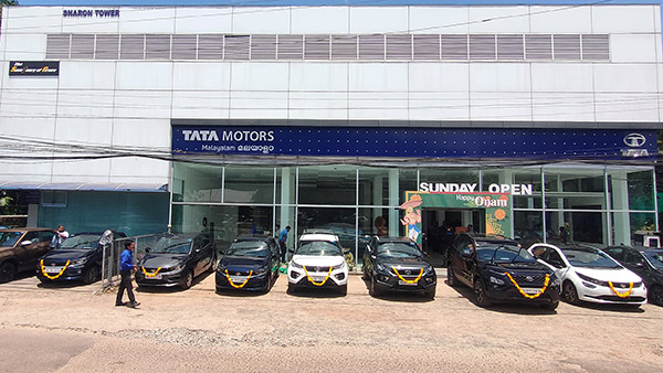 ചിങ്ങത്തോട് അനുബന്ധിച്ച് 1001 കാറുകൾ കേരളത്തിൽ വിതരണത്തിന് എത്തിച്ച് ടാറ്റ മോട്ടോർസ്