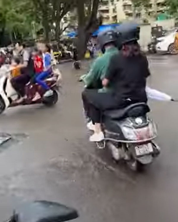 കണ്ടുപിടിക്കില്ലെന്ന് കരുതിയോ?; മുംബൈയിലൂടെ സ്‌കൂട്ടറില്‍ കറങ്ങി കോഹ്‌ലിയും അനുഷ്‌കയും