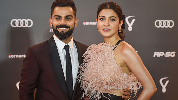 കണ്ടുപിടിക്കില്ലെന്ന് കരുതിയോ?; മുംബൈയിലൂടെ സ്‌കൂട്ടറില്‍ കറങ്ങി കോഹ്‌ലിയും അനുഷ്‌കയും