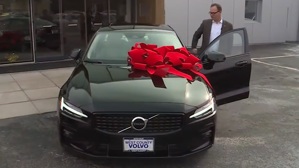 Vovlo 740 GLEയില്‍ 16 ലക്ഷം കി.മീ പൂര്‍ത്തിയാക്കി; കസ്റ്റമര്‍ക്ക് പുത്തന്‍ കാര് സമ്മാനിച്ച് വോള്‍വോ 