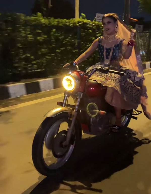 ഇതിലും മികച്ച എൻട്രി സ്വപ്നങ്ങളിൽ മാത്രം; വിവാഹപ്പന്തലിലേക്ക് ബുള്ളറ്റ് ഓടിച്ചു വന്ന് നവവധു