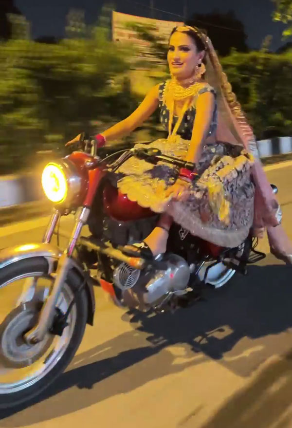 ഇതിലും മികച്ച എൻട്രി സ്വപ്നങ്ങളിൽ മാത്രം; വിവാഹപ്പന്തലിലേക്ക് ബുള്ളറ്റ് ഓടിച്ചു വന്ന് നവവധു