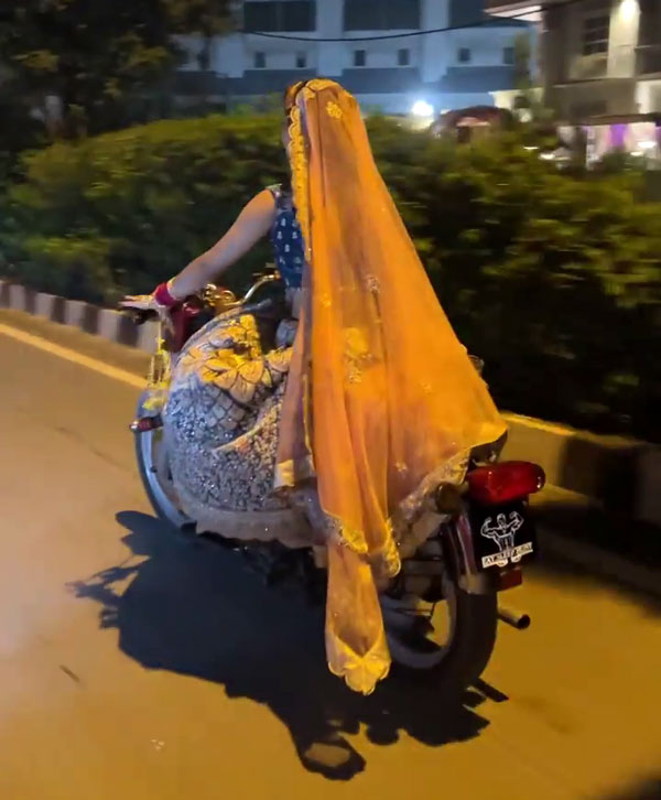 ഇതിലും മികച്ച എൻട്രി സ്വപ്നങ്ങളിൽ മാത്രം; വിവാഹപ്പന്തലിലേക്ക് ബുള്ളറ്റ് ഓടിച്ചു വന്ന് നവവധു