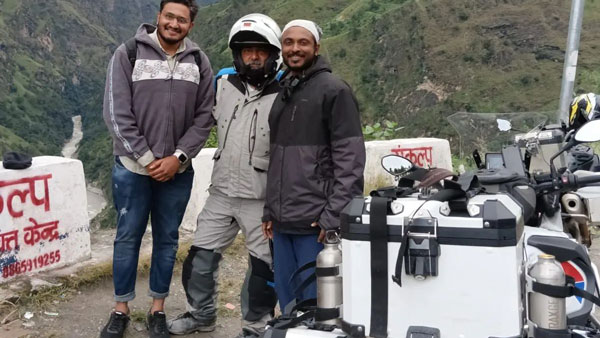 ആളറിയാതെ സഹായം ചോദിച്ച് ആരാധകന്‍; ഇറങ്ങിച്ചെന്ന് 'മെക്കാനിക്ക്' ആയി തിളങ്ങി അജിത്ത്