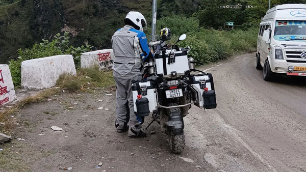ആളറിയാതെ സഹായം ചോദിച്ച് ആരാധകന്‍; ഇറങ്ങിച്ചെന്ന് 'മെക്കാനിക്ക്' ആയി തിളങ്ങി അജിത്ത്