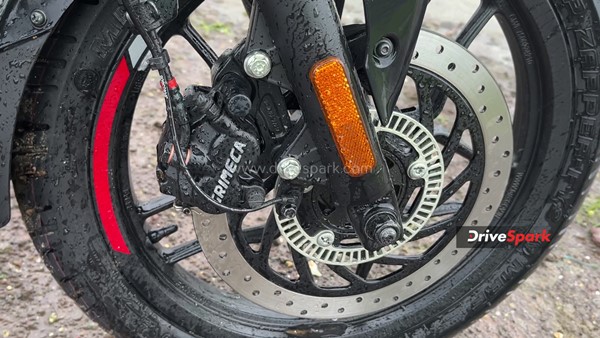 ചിന്തിച്ചിട്ടുണ്ടോ എന്തുകൊണ്ടാണ് മോട്ടോര്‍സൈക്കിളുകള്‍ക്ക് രണ്ട് വ്യത്യസ്ത ബ്രേക്കുകള്‍ നല്‍കിയിരിക്കുന്നതെന്ന്?