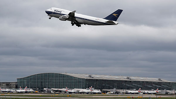 വിമാനത്തിന്റെ ടോയലറ്റില്‍ ഒരു രഹസ്യ ബട്ടണുണ്ട്; എന്തിനാണ് എന്നറിയില്ലെങ്കില്‍ അമർത്തരുത്!