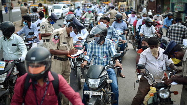 ബൈക്ക് ഓടിക്കുമ്പോള്‍ ബ്ലൂടൂത്ത് ഉപയോഗിക്കാറുണ്ടോ? 3 മാസത്തേക്ക് ലൈസന്‍സ് കാണില്ല