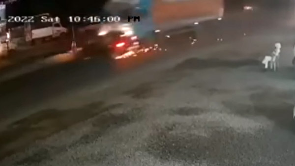 ഹൈവേയിലൂടെ ട്രക്ക് കാറിനെ വലിച്ചിഴച്ചത് രണ്ട് കി.മീ; യാത്രക്കാര്‍ അത്ഭുതകരമായി രക്ഷപ്പെട്ടു 