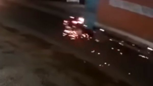 ഹൈവേയിലൂടെ ട്രക്ക് കാറിനെ വലിച്ചിഴച്ചത് രണ്ട് കി.മീ; യാത്രക്കാര്‍ അത്ഭുതകരമായി രക്ഷപ്പെട്ടു 