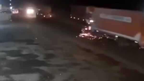 ഹൈവേയിലൂടെ ട്രക്ക് കാറിനെ വലിച്ചിഴച്ചത് രണ്ട് കി.മീ; യാത്രക്കാര്‍ അത്ഭുതകരമായി രക്ഷപ്പെട്ടു 