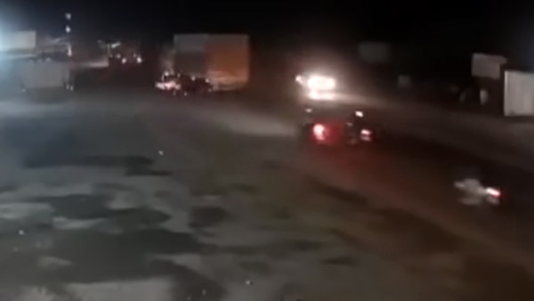 ഹൈവേയിലൂടെ ട്രക്ക് കാറിനെ വലിച്ചിഴച്ചത് രണ്ട് കി.മീ; യാത്രക്കാര്‍ അത്ഭുതകരമായി രക്ഷപ്പെട്ടു 