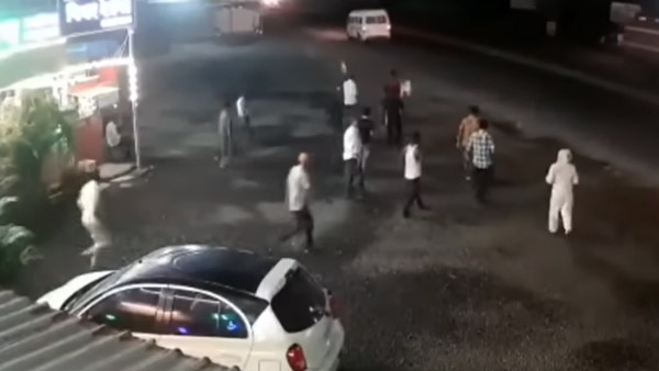 ഹൈവേയിലൂടെ ട്രക്ക് കാറിനെ വലിച്ചിഴച്ചത് രണ്ട് കി.മീ; യാത്രക്കാര്‍ അത്ഭുതകരമായി രക്ഷപ്പെട്ടു 