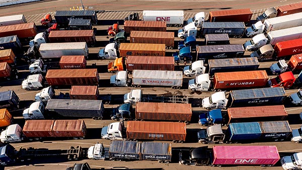 ഹൈവേയിലൂടെ ട്രക്ക് കാറിനെ വലിച്ചിഴച്ചത് രണ്ട് കി.മീ; യാത്രക്കാര്‍ അത്ഭുതകരമായി രക്ഷപ്പെട്ടു 