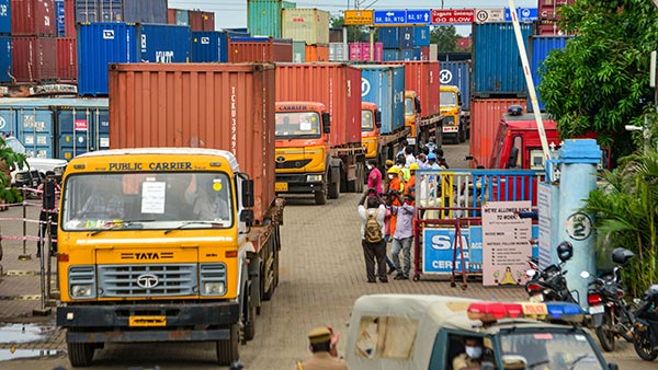 ഹൈവേയിലൂടെ ട്രക്ക് കാറിനെ വലിച്ചിഴച്ചത് രണ്ട് കി.മീ; യാത്രക്കാര്‍ അത്ഭുതകരമായി രക്ഷപ്പെട്ടു 