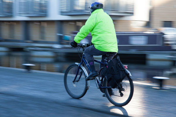 സെക്കന്‍ഡുകളുടെ വ്യത്യാസത്തില്‍ രക്ഷപ്പെട്ടത് രണ്ട് അപകടങ്ങളില്‍ നിന്ന്; മറക്കല്ലേ ഹെല്‍മെറ്റ് നല്ലതിന്