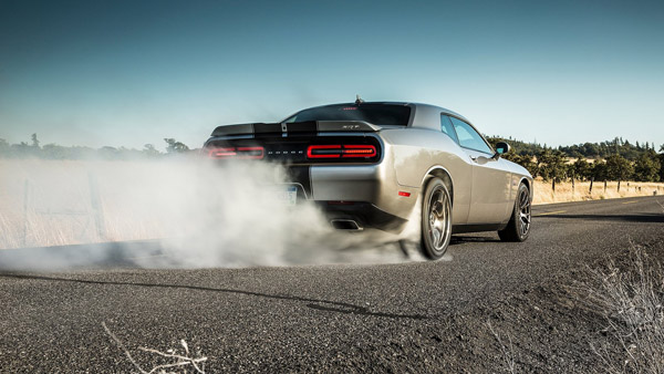 സ്‌കൂള്‍ കോമ്പൗണ്ടില്‍ അഭ്യാസം; ഗള്‍ഫ് രജസ്‌ട്രേഷന്‍ Dodge Challenger SRT പിടികൂടി