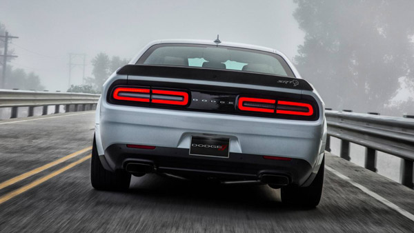 സ്‌കൂള്‍ കോമ്പൗണ്ടില്‍ അഭ്യാസം; ഗള്‍ഫ് രജസ്‌ട്രേഷന്‍ Dodge Challenger SRT പിടികൂടി