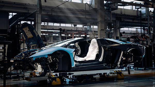 Aventador V12-ന്റെ പ്രൊഡക്ഷന്‍ അവസാനിപ്പിച്ചു; അവസാന യൂണിറ്റ് പുറത്തിറക്കി Lamborghini