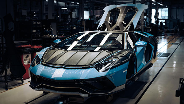 Aventador V12-ന്റെ പ്രൊഡക്ഷന്‍ അവസാനിപ്പിച്ചു; അവസാന യൂണിറ്റ് പുറത്തിറക്കി Lamborghini