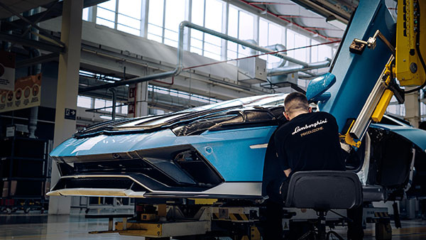 Aventador V12-ന്റെ പ്രൊഡക്ഷന്‍ അവസാനിപ്പിച്ചു; അവസാന യൂണിറ്റ് പുറത്തിറക്കി Lamborghini