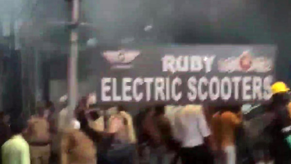 ഇവി ഷോറൂമിലുണ്ടായ തീപിടിത്തത്തില്‍ എട്ട് മരണം; ചർച്ചയായി സുരക്ഷ ആശങ്ക 