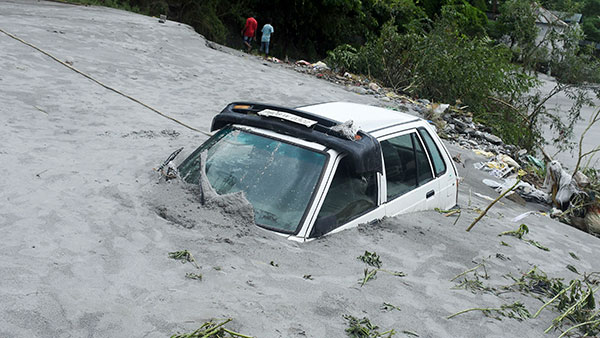 വെളളത്തിൽ മുങ്ങിപ്പോയാൽ കാറിൽ നിന്ന് രക്ഷപ്പെടേണ്ടത് എങ്ങനെ? അറിഞ്ഞ് വച്ചോ