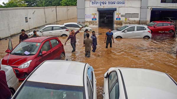 കാര് വെള്ളപ്പൊക്ക ഭീഷണിയില് നിന്നും എങ്ങിനെ സംരക്ഷിക്കാം; വെള്ളക്കെട്ടിലൂടെയുള്ള ഡ്രൈവിൽ ശ്രദ്ധിക്കേണ്ടവ കാര് വെള്ളപ്പൊക്ക ഭീഷണിയില് നിന്നും എങ്ങിനെ സംരക്ഷിക്കാം; വെള്ളക്കെട്ടിലൂടെയുള്ള ഡ്രൈവിൽ ശ്രദ്ധിക്കേണ്ടവ