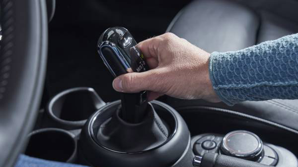 ഇക്കാര്യങ്ങൾ കണ്ടില്ലെന്ന് നടിക്കല്ലേ... സാധാരണയായി കാണുന്ന ഗിയർബോക്‌സ് തകരാറുകൾ 