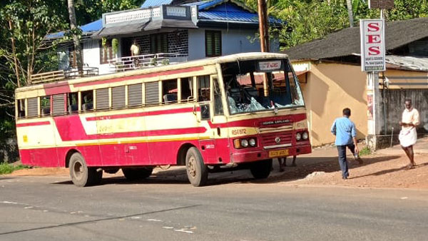 തലയെങ്കിലും സേഫ് ആയിരിക്കട്ടെ! ഹർത്താൽ ദിനത്തിൽ ഹെൽമറ്റ് ധരിച്ച് കെഎസ്ആർടിസി ഡ്രൈവർ