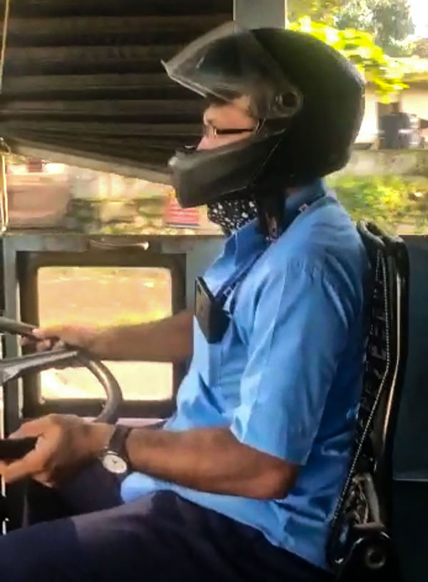 തലയെങ്കിലും സേഫ് ആയിരിക്കട്ടെ! ഹർത്താൽ ദിനത്തിൽ ഹെൽമറ്റ് ധരിച്ച് കെഎസ്ആർടിസി ഡ്രൈവർ