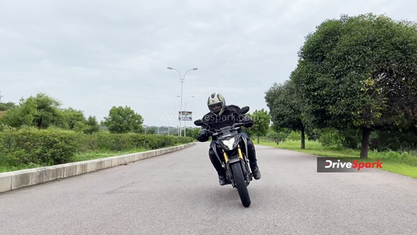 Bmw അല്ലെങ്കിൽ Honda ആണോ കേമൻ; ഒന്ന് മാറ്റുരച്ച് നോക്കാം