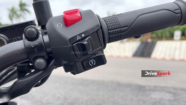 Bmw അല്ലെങ്കിൽ Honda ആണോ കേമൻ; ഒന്ന് മാറ്റുരച്ച് നോക്കാം