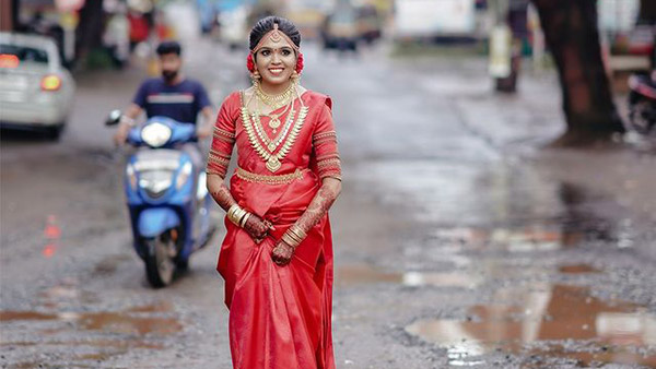 'റോഡില്‍ കുഴിയുള്ളപ്പോള്‍ എന്തിന് ലൊക്കേഷന്‍ തപ്പി നടപ്പൂ'; ഫോട്ടോഷൂട്ട് വൈറല്‍