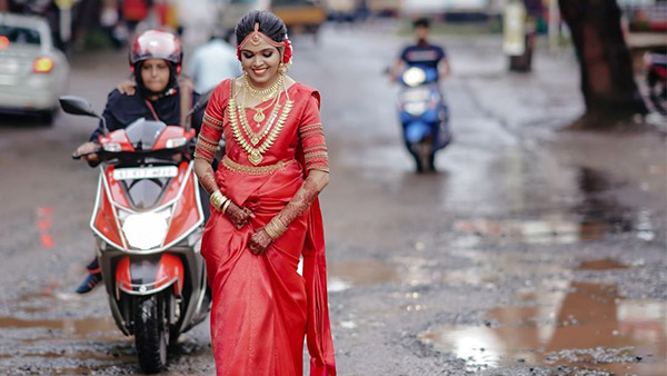 'റോഡില്‍ കുഴിയുള്ളപ്പോള്‍ എന്തിന് ലൊക്കേഷന്‍ തപ്പി നടപ്പൂ'; ഫോട്ടോഷൂട്ട് വൈറല്‍