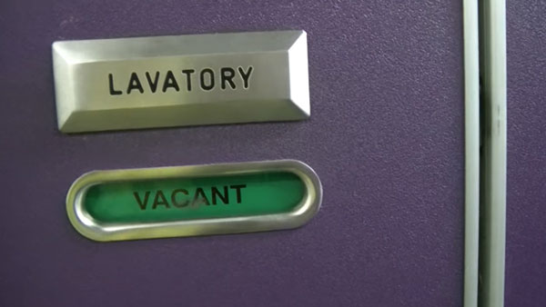 വിമാനത്തിന്റെ ടോയലറ്റില്‍ ഒരു രഹസ്യ ബട്ടണുണ്ട്; എന്തിനാണ് എന്നറിയില്ലെങ്കില്‍ അമർത്തരുത്!