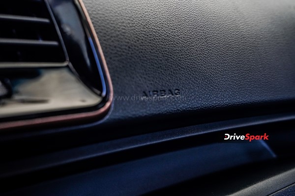 ഫണ്‍, ഫാസ്റ്റ്, ഫിയര്‍ലെസ് XUV400; മഹീന്ദ്ര ഇലക്ട്രിക് എസ്‌യുവി റിവ്യൂ വായിക്കാം