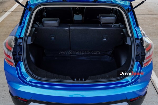 ഫണ്‍, ഫാസ്റ്റ്, ഫിയര്‍ലെസ് XUV400; മഹീന്ദ്ര ഇലക്ട്രിക് എസ്‌യുവി റിവ്യൂ വായിക്കാം