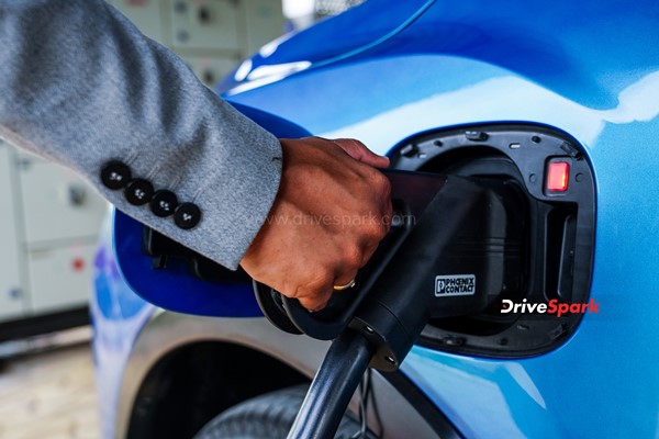 ഫണ്‍, ഫാസ്റ്റ്, ഫിയര്‍ലെസ് XUV400; മഹീന്ദ്ര ഇലക്ട്രിക് എസ്‌യുവി റിവ്യൂ വായിക്കാം