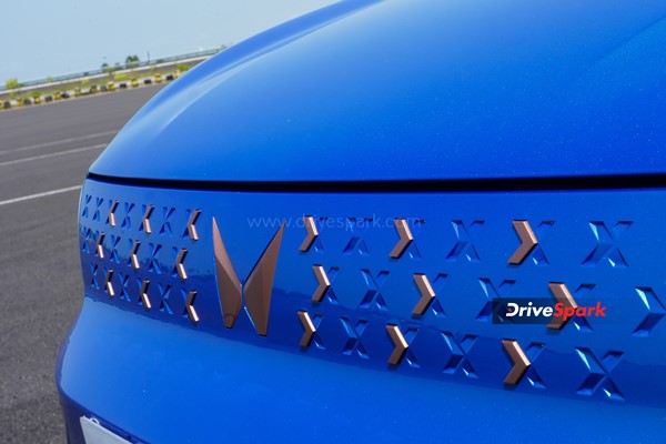 ഫണ്‍, ഫാസ്റ്റ്, ഫിയര്‍ലെസ് XUV400; മഹീന്ദ്ര ഇലക്ട്രിക് എസ്‌യുവി റിവ്യൂ വായിക്കാം