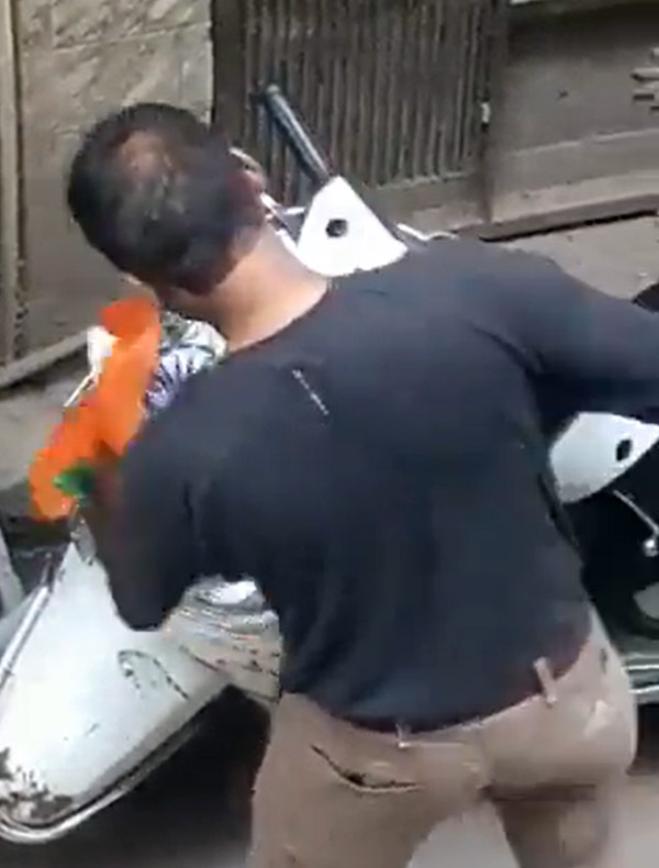 ദേശീയ പതാക കൊണ്ട് ആക്ടീവ തുടച്ചയാളെ പൊലീസ് പൊക്കി; സ്‌കൂട്ടര്‍ കണ്ടുകെട്ടി