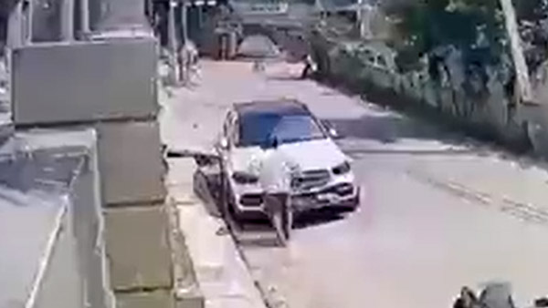  പണിക്കൂലി നല്‍കിയില്ല; ഉടമയുടെ ബെന്‍സ് കാര്‍ കത്തിച്ച് കോണ്‍ട്രാക്ടറുടെ 'പ്രതികാരം'