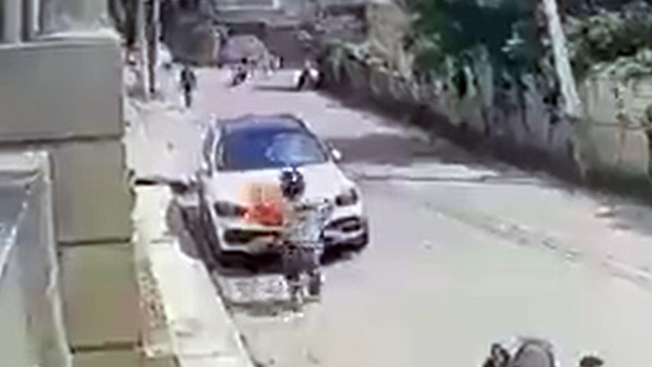  പണിക്കൂലി നല്‍കിയില്ല; ഉടമയുടെ ബെന്‍സ് കാര്‍ കത്തിച്ച് കോണ്‍ട്രാക്ടറുടെ 'പ്രതികാരം'