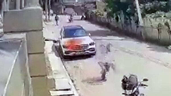  പണിക്കൂലി നല്‍കിയില്ല; ഉടമയുടെ ബെന്‍സ് കാര്‍ കത്തിച്ച് കോണ്‍ട്രാക്ടറുടെ 'പ്രതികാരം'