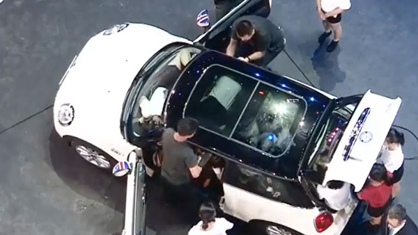 മിനികൂപ്പറില്‍ 27 പേര്‍ കയറിപ്പറ്റി ഗിന്നസ് റെക്കോഡിട്ടു; യുവതികളുടെ മെയ്‌വഴക്കത്തിന് കൈയ്യടി