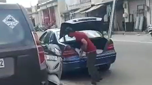  പണിക്കൂലി നല്‍കിയില്ല; ഉടമയുടെ ബെന്‍സ് കാര്‍ കത്തിച്ച് കോണ്‍ട്രാക്ടറുടെ 'പ്രതികാരം'