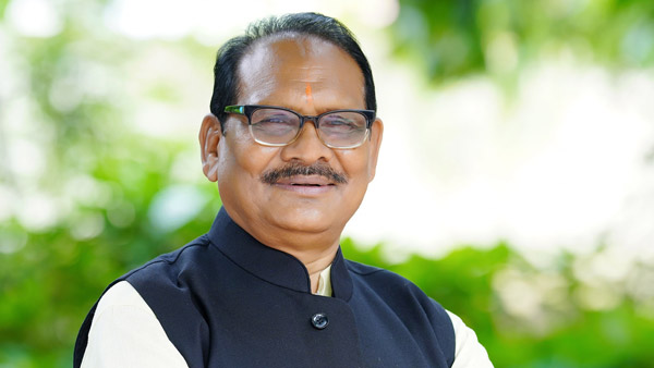 'റോഡില്‍ കുഴിയുള്ളപ്പോള്‍ എന്തിന് ലൊക്കേഷന്‍ തപ്പി നടപ്പൂ'; ഫോട്ടോഷൂട്ട് വൈറല്‍