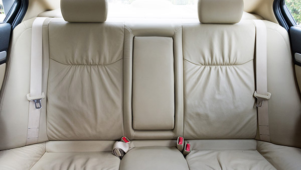 സീറ്റ്‌ബെല്‍റ്റ് ധരിക്കാത്ത പിന്‍സീറ്റ് യാത്രക്കാര്‍ ശ്രദ്ധിക്കുക; പൊലീസ് പെറ്റിയടിക്കാന്‍ കാത്തുനില്‍പ്പുണ്ട്