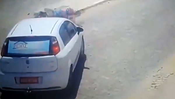 സെക്കന്‍ഡുകളുടെ വ്യത്യാസത്തില്‍ രക്ഷപ്പെട്ടത് രണ്ട് അപകടങ്ങളില്‍ നിന്ന്; മറക്കല്ലേ ഹെല്‍മെറ്റ് നല്ലതിന്